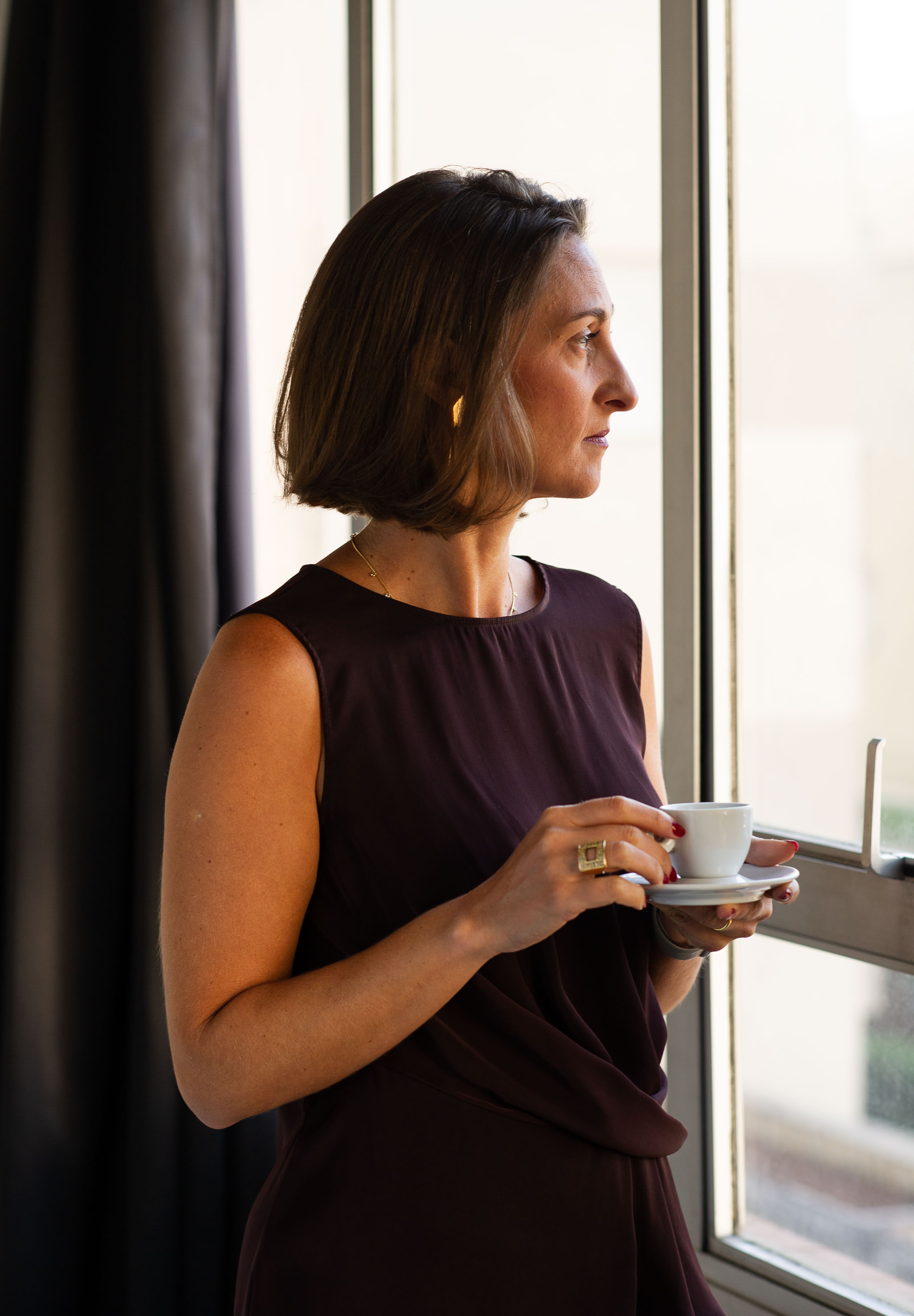 Andrea em momento de reflexão durante a crise no casamento